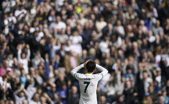 찰칵 세리머니 펼치는 손흥민. [로이터=연합뉴스]